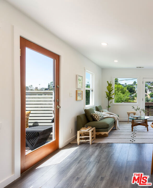 450 Rustic Drive, Los Angeles CA: https://media.crmls.org/mediaz/2d3886d4-ed9f-4a39-9b67-17b9189239c9.jpg
