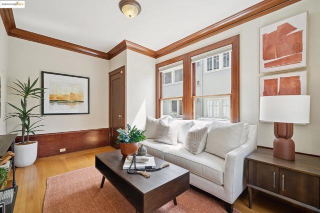 408 Euclid Ave, Oakland CA: https://media.crmls.org/mediaz/2d3955d9-b9c5-4db1-909c-59c125270146.jpg