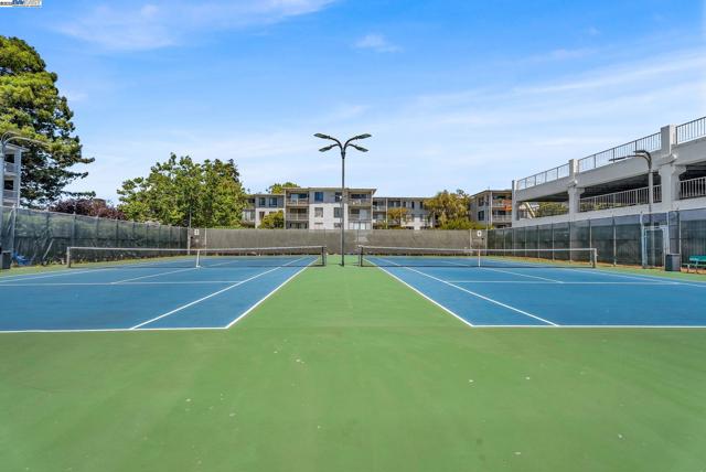 3 Commodore Dr, Emeryville CA: https://media.crmls.org/mediaz/2d3b0e14-5b8e-41d6-8afa-80d4d7c749fe.jpg