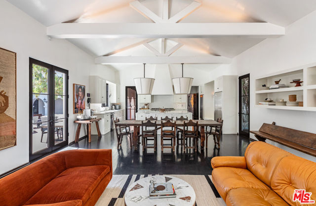 820 N Roxbury Drive, Beverly Hills CA: https://media.crmls.org/mediaz/2d3b5cd2-3932-411f-8124-3cf77f4db87a.jpg