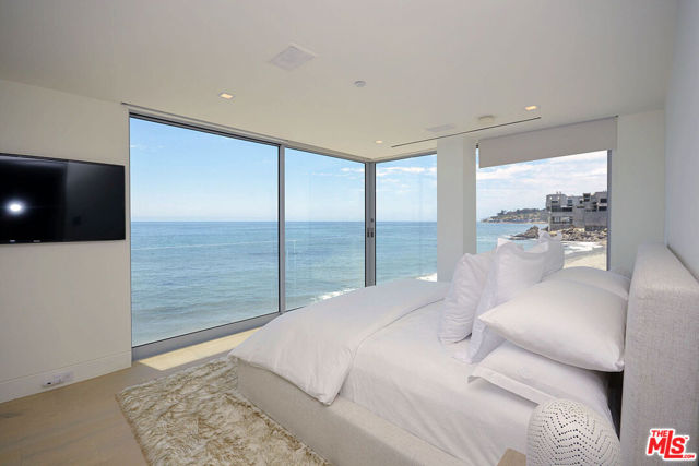 26122 Pacific Coast Highway, Malibu CA: https://media.crmls.org/mediaz/2d3c82e8-cecf-412d-b2e4-42fb9a9ef172.jpg