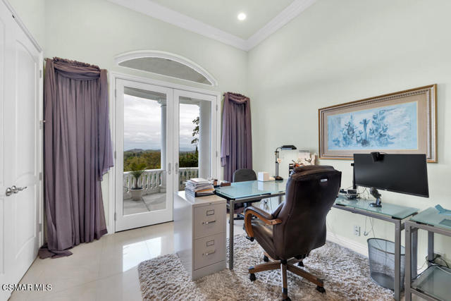 932 Rosario Drive, Thousand Oaks CA: https://media.crmls.org/mediaz/2d3c909c-d2c4-42c6-9688-c1e676a87d57.jpg