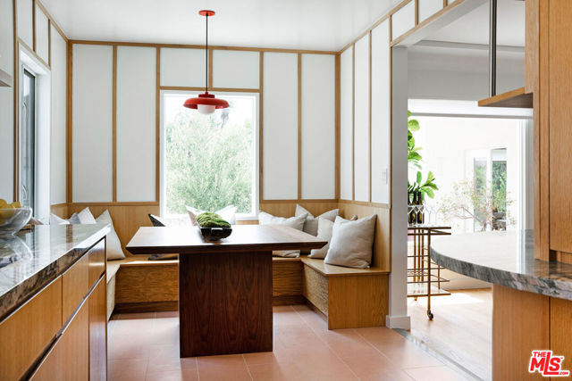 363 N Kings Road, Los Angeles CA: https://media.crmls.org/mediaz/2d3c98d2-de49-4262-ae46-f44d81e17aa8.jpg