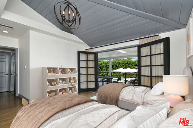 18033 Rosita Street, Encino CA: https://media.crmls.org/mediaz/2d3ce36c-6436-4494-bf97-f546b94d86e8.jpg