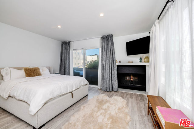 16 Quarterdeck Street, Marina del Rey CA: https://media.crmls.org/mediaz/2d3d072d-f853-4203-9628-77f3238a2794.jpg