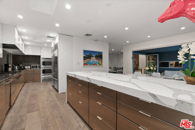 602 N Whittier Drive, Beverly Hills CA: https://media.crmls.org/mediaz/2d3d25b7-2fe2-4828-8a1a-6d1786e7f71f.jpg