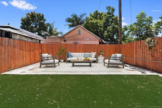 2418 W Lincoln St, Long Beach CA: https://media.crmls.org/mediaz/2d3d3d4e-a508-447a-a297-850576ca3bce.jpg