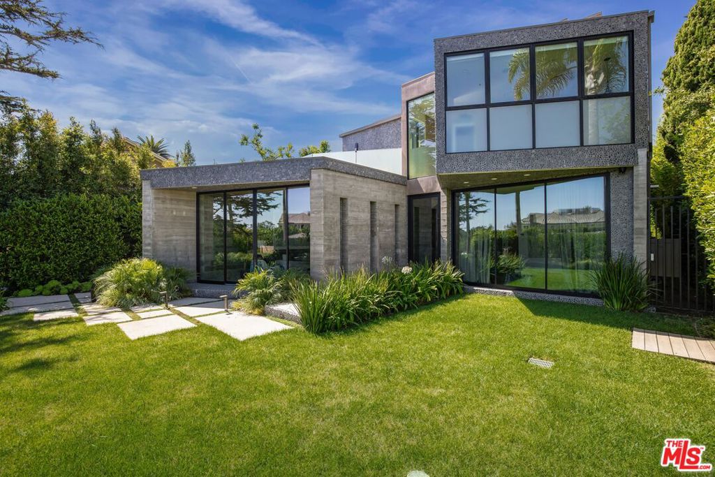 1011 Georgina Avenue