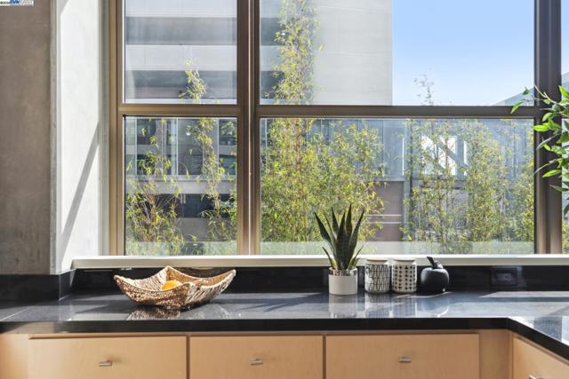 311 2nd St, Oakland CA: https://media.crmls.org/mediaz/2d3dff65-523e-4417-93d1-ab3330bf45cd.jpg