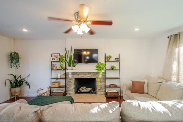 140 Rainier Ct, Chula Vista CA: https://media.crmls.org/mediaz/2d3e7636-9cd3-49fb-a945-d3aebe29fc02.jpg