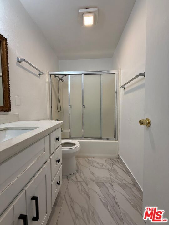 1038 Thompson Avenue, Glendale CA: https://media.crmls.org/mediaz/2d3f94fd-0185-421e-bf81-8ddaa99853a7.jpg