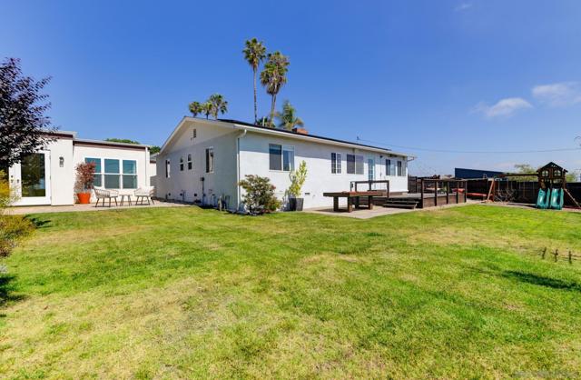 1129 Bonita Dr, Encinitas CA: https://media.crmls.org/mediaz/2d3fc887-a81d-4683-ac7e-9f7d6b4e6b79.jpg