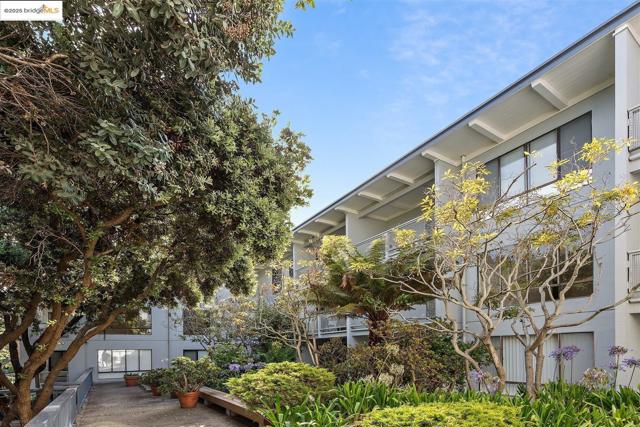7 Commodore DR, Emeryville CA: https://media.crmls.org/mediaz/2d402113-28f7-478f-88ff-9af4edc8be45.jpg