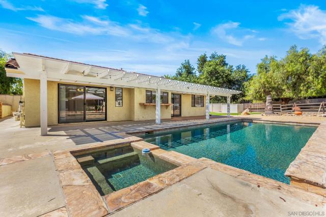 16345 Bassett Ct, Ramona CA: https://media.crmls.org/mediaz/2d41da25-8484-4fe0-abd6-668177117f98.jpg