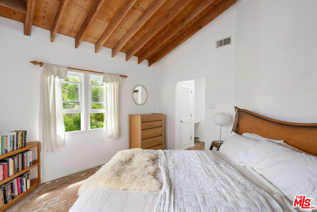 729 Superba Avenue, Venice CA: https://media.crmls.org/mediaz/2d423004-61f2-4b77-ad61-062ccef325b3.jpg