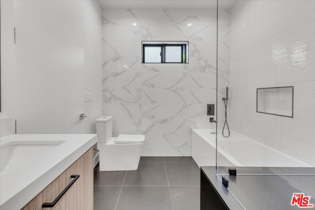 5456 Hazeltine Avenue, Sherman Oaks CA: https://media.crmls.org/mediaz/2d42e230-a7c6-4d96-adf7-ad2fa14c69c5.jpg