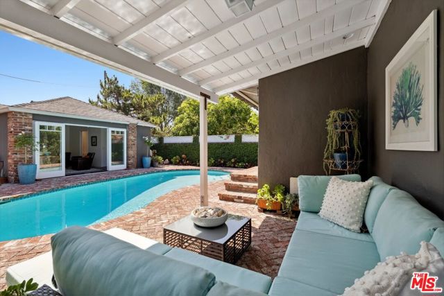 800 N Rose Street, Burbank CA: https://media.crmls.org/mediaz/2d44c060-bf31-499f-830d-f2e5aa0aed84.jpg