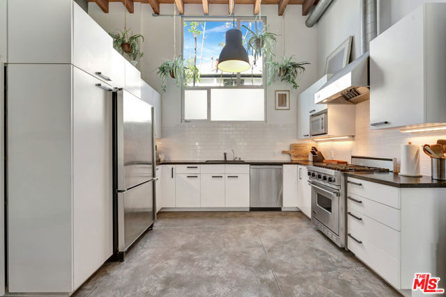25 Brooks Avenue, Venice CA: https://media.crmls.org/mediaz/2d462844-bc03-454e-9bb8-32592c268034.jpg