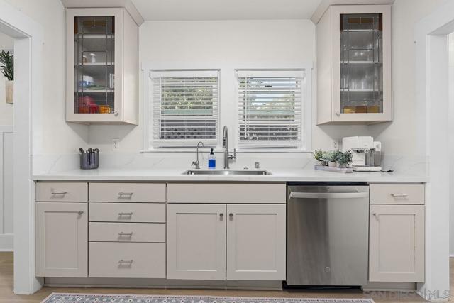 311 B Ave, Coronado CA: https://media.crmls.org/mediaz/2d462fbe-9592-421d-a80b-0b0420cd836c.jpg