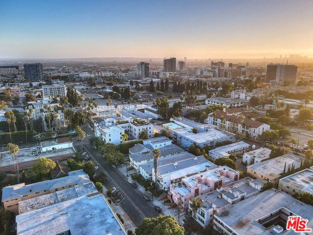 5920 Chula Vista Way, Los Angeles CA: https://media.crmls.org/mediaz/2d46ce00-c382-47ec-b33a-cda5f92df834.jpg