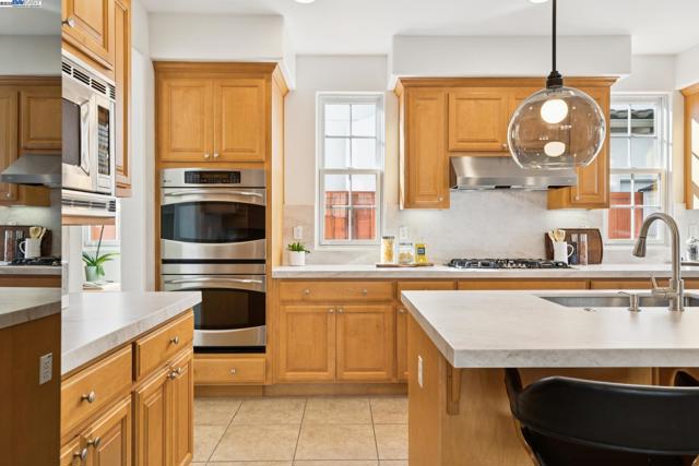 5 Cornelius Sq, Alameda CA: https://media.crmls.org/mediaz/2d47369a-129d-4bd6-9fd2-c1ad050bee3d.jpg