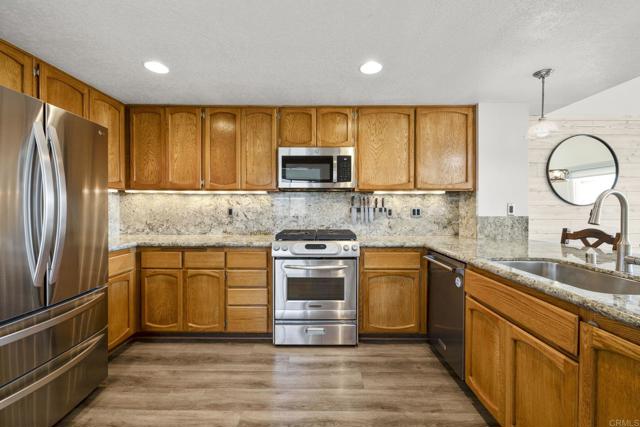 Detail Gallery Image 4 of 66 For 631 Concerto Glen, Escondido,  CA 92025 - 3 Beds | 2/1 Baths