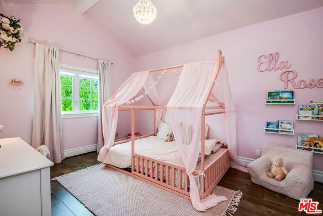 4469 Stern Avenue, Sherman Oaks CA: https://media.crmls.org/mediaz/2d4817cb-1a11-4f69-a85b-9d5e3d88cef4.jpg