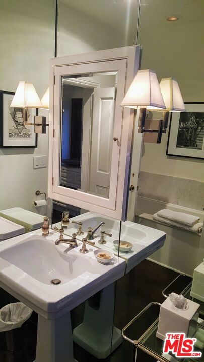 316 N Rossmore Avenue, Los Angeles CA: https://media.crmls.org/mediaz/2d48260c-b1b3-427d-bf8c-7f7beb67c423.jpg