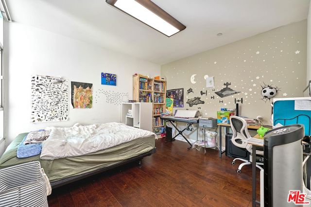 332 S Oxford Avenue, Los Angeles CA: https://media.crmls.org/mediaz/2d4842dc-ea41-4cb0-b73c-ed38f801854b.jpg