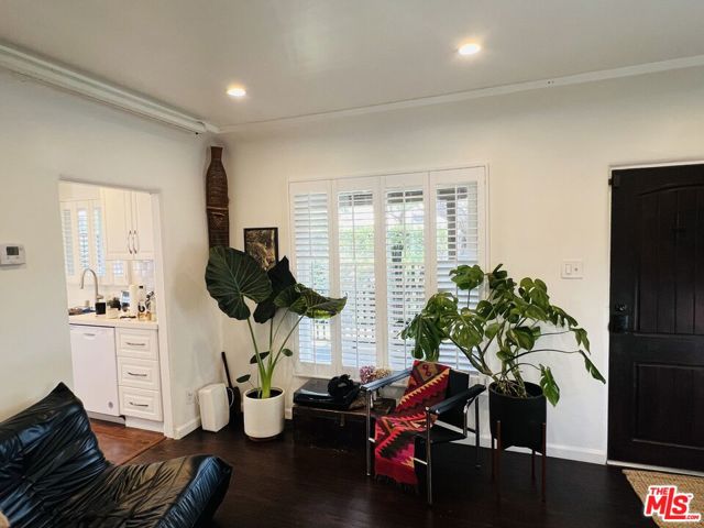 8916 Cadillac Avenue, Los Angeles CA: https://media.crmls.org/mediaz/2d488f07-6c5e-42c3-932d-ff524e6df278.jpg