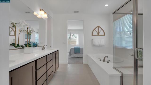 719 Jennifer St, Brentwood CA: https://media.crmls.org/mediaz/2d48d031-88f2-4920-9f23-ca9031ee7914.jpg