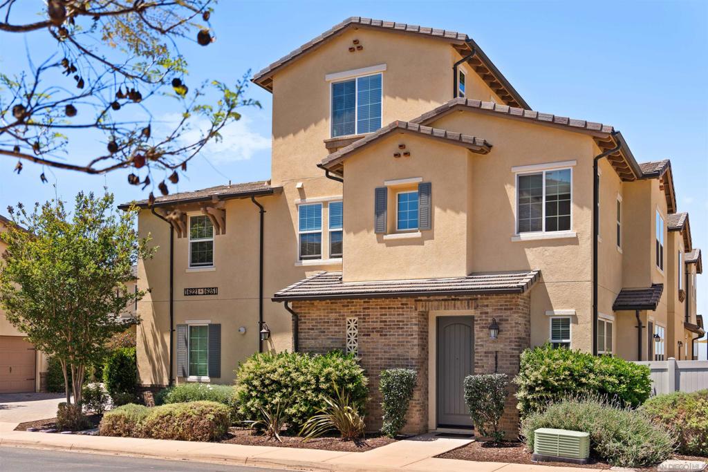 MLS #250027413SD img 1