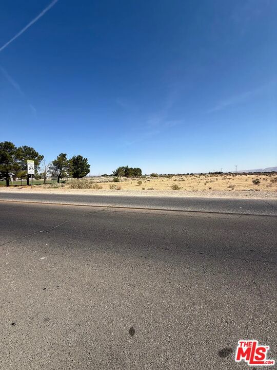 1001 Del Cerro Street, Victorville CA: https://media.crmls.org/mediaz/2d4a8d05-0b4c-4bd8-8d9d-a1de01a604fd.jpg