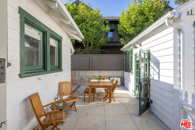 601 S Hudson Avenue, Pasadena CA: https://media.crmls.org/mediaz/2d4a920e-69ed-48d2-b339-ab1177dd1625.jpg