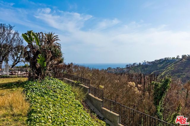 917 Enchanted Way, Pacific Palisades CA: https://media.crmls.org/mediaz/2d4adbf9-9c63-4f3d-877d-8db501c9b695.jpg