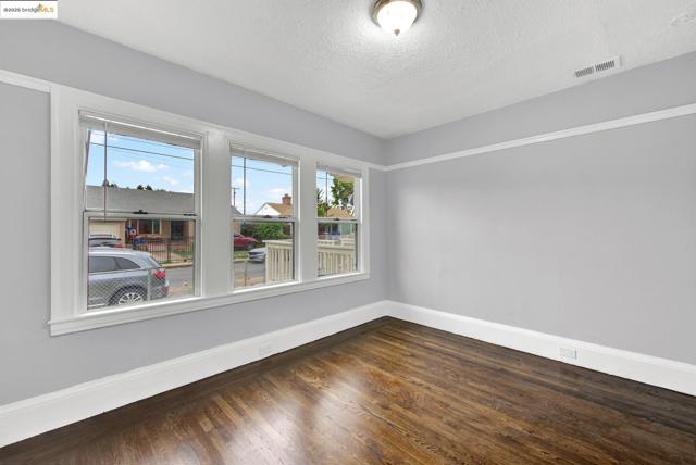 1009 106Th Ave, Oakland CA: https://media.crmls.org/mediaz/2d4b1573-aeb3-4099-bff6-349bdee66b14.jpg