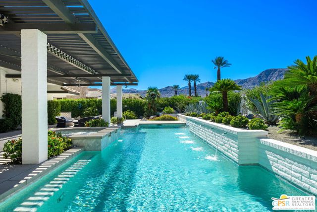 30 Mayfair Drive, Rancho Mirage CA: https://media.crmls.org/mediaz/2d4bc53a-b758-4cfd-9aef-322a0e52466a.jpg