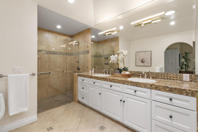 95 Lookout Drive, Palm Desert CA: https://media.crmls.org/mediaz/2d4c18cb-e256-4e05-8273-c668162d1455.jpg