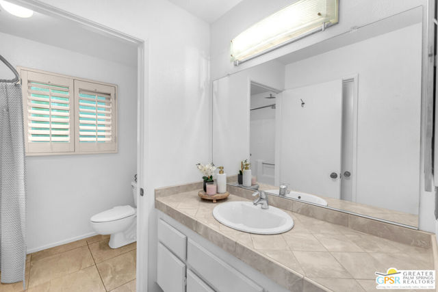 1425 E Luna Way, Palm Springs CA: https://media.crmls.org/mediaz/2d4c3e19-960d-4e09-bd43-d23a57c4bdbf.jpg