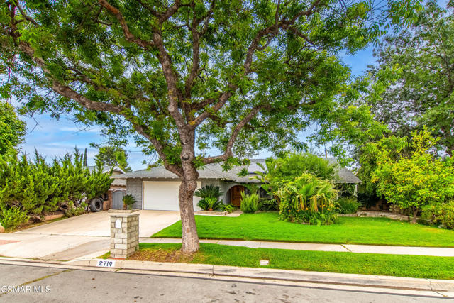 2719 Licia Place, Simi Valley CA: https://media.crmls.org/mediaz/2d4c62c4-e6ea-4452-8d3a-1e8124529887.jpg