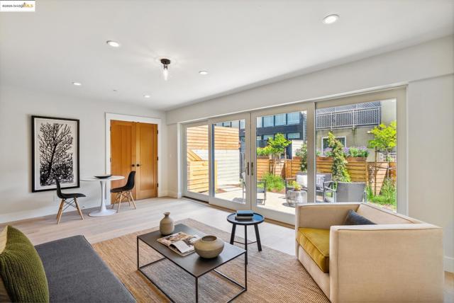 4428 Howe St, Oakland CA: https://media.crmls.org/mediaz/2d4ca905-6626-473c-a7a2-99886859b8a5.jpg