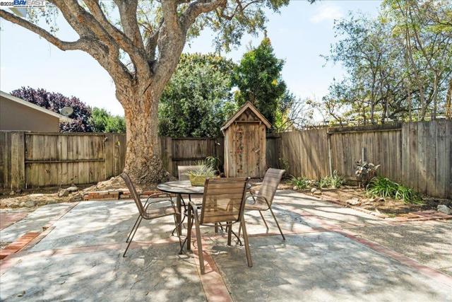 7551 Buckeye Pl, Newark CA: https://media.crmls.org/mediaz/2d4d5c1b-0a4e-4356-b41d-bc6bb314669f.jpg