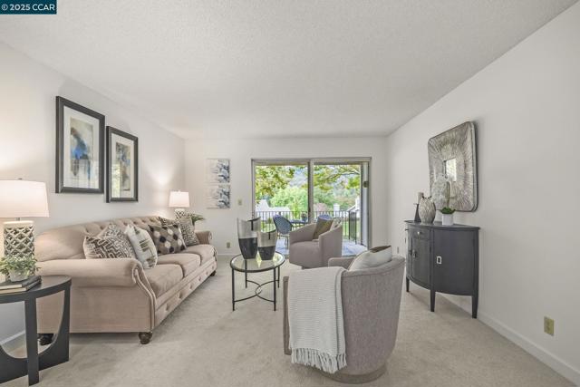 975 Terra California Dr, Walnut Creek CA: https://media.crmls.org/mediaz/2d4df967-3915-4844-8e7e-e851d4a9ddea.jpg