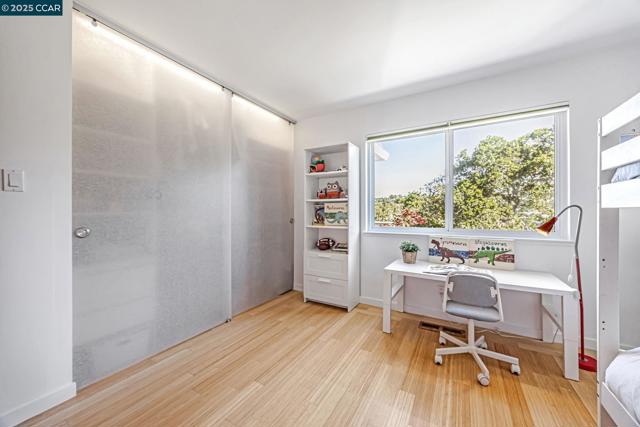 2280 Hastings Dr, Belmont CA: https://media.crmls.org/mediaz/2d4f2ad4-2159-4d21-9a61-c27bbfe76311.jpg