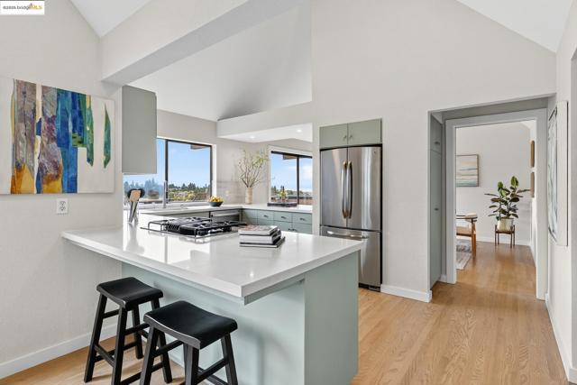 6475 Swainland Rd, Oakland CA: https://media.crmls.org/mediaz/2d4f5e81-e6ef-4799-85d5-00a757ad7f1c.jpg