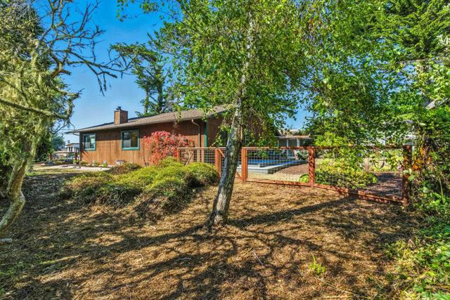 430 Marine Boulevard, Moss Beach CA: https://media.crmls.org/mediaz/2d507555-aef7-4766-b718-5b7d0a8d990f.jpg