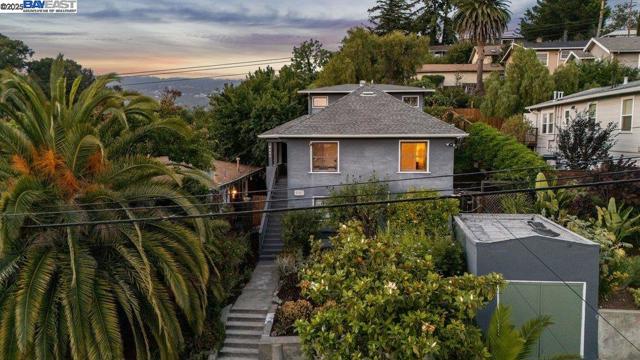 4418 Virginia Ave, Oakland CA: https://media.crmls.org/mediaz/2d511d7a-a694-4747-9b20-262e74364109.jpg