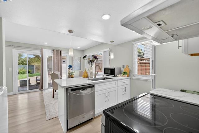 1810 Peary Way, Livermore CA: https://media.crmls.org/mediaz/2d512b69-4024-4896-a917-e86d1a2954e8.jpg