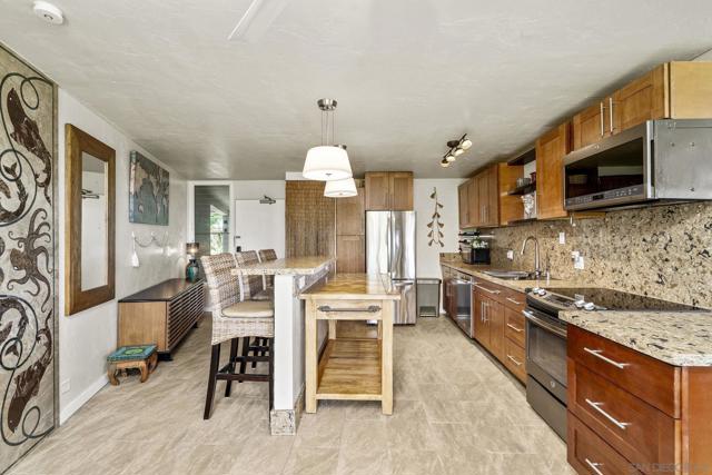87 561 Farrington Hwy,  CA: https://media.crmls.org/mediaz/2d513a5a-fe99-48ff-978b-3944827c9d83.jpg