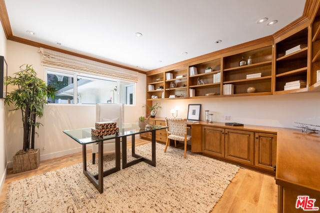 16331 Tudor Drive, Encino CA: https://media.crmls.org/mediaz/2d51c8c9-3961-42be-8833-86a5f8a6c8d1.jpg